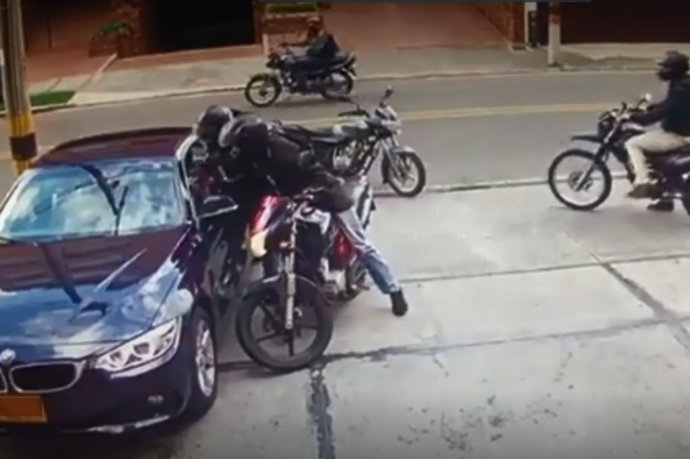 A bordo de cinco motocicletas, atracan a ocupante de un vehículo en el norte de Bogotá
