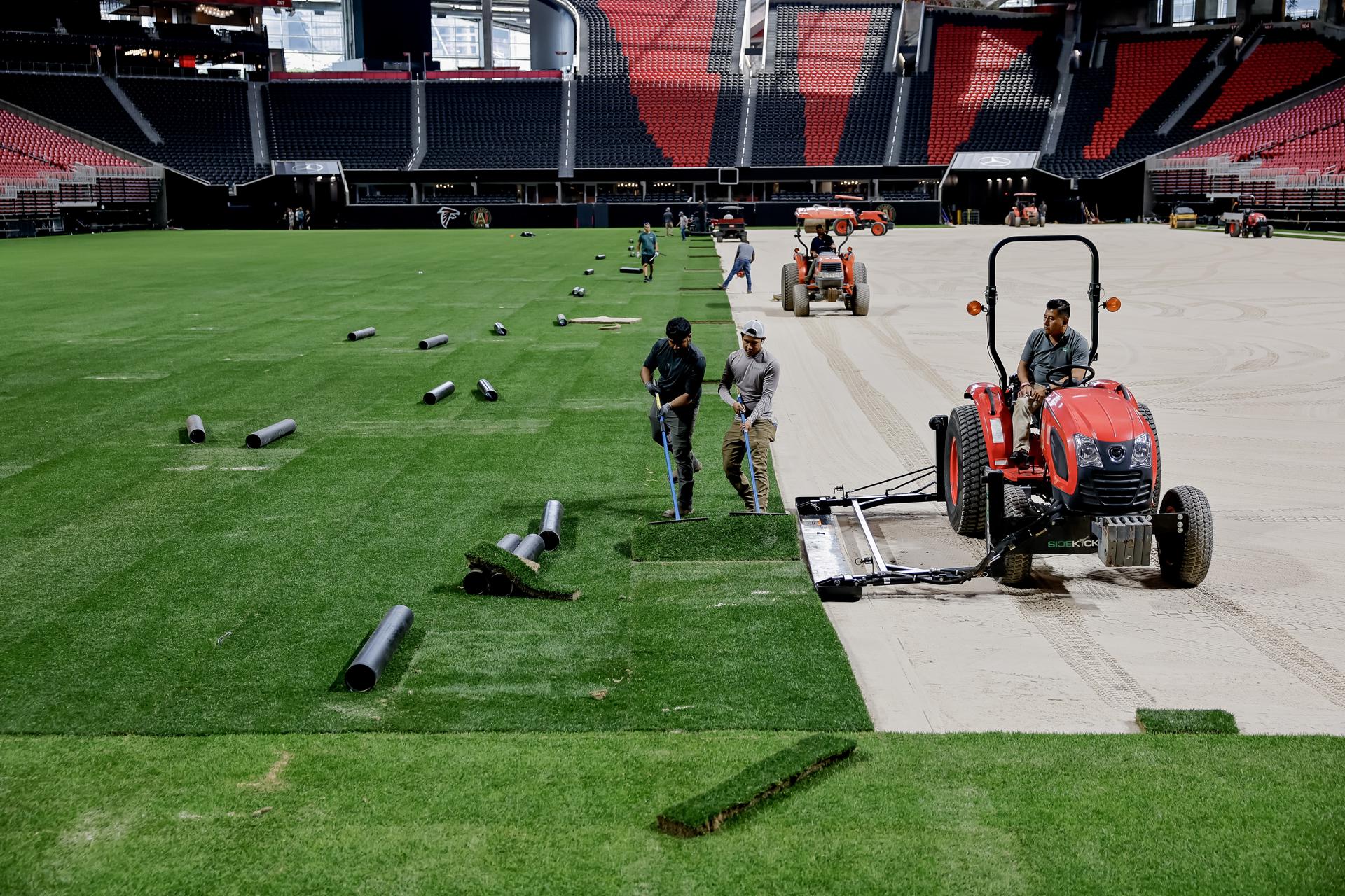 ATLANTA (United States), 09/06/2025.- Workers install the natural grass which will serve as the pitch for the FIFA Club World Cub soccer matches at Mercedes-Benz Stadium in Atlanta, Georgia, USA, 09 June 2025. The grass, scientifically designed for indoor stadiums, is a combination of Kentucky blue and perennial rye grasses. The first FIFA Club World Cup match at the stadium is Chelsea FC versus Los Angeles Football Club 16 June 2025. (Mundial de Fútbol) EFE/EPA/ERIK S. LESSER