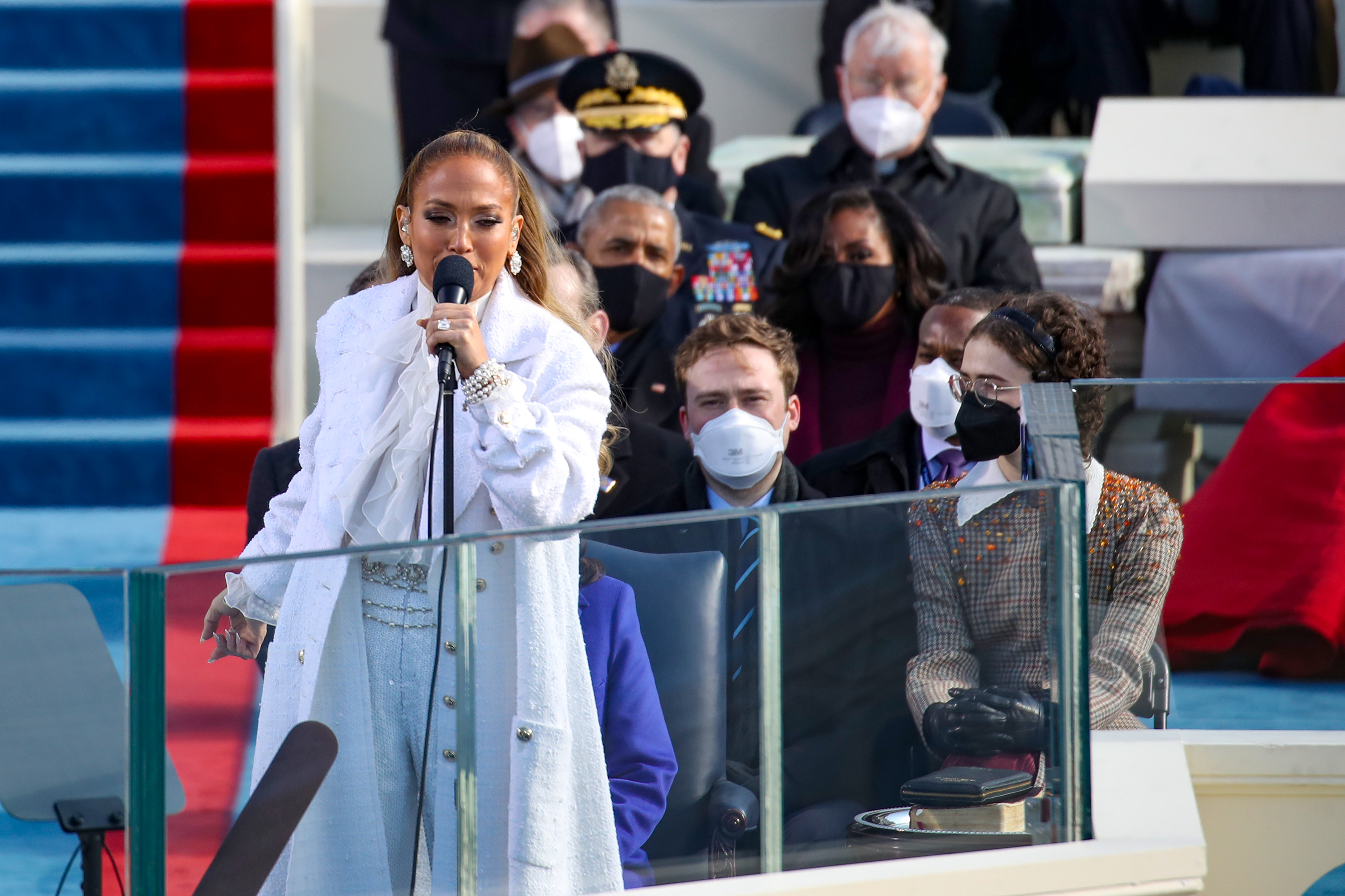 Jennifer Lopez canta durante la toma de posesión del presidente electo de los Estados Unidos, Joe Biden, en el frente oeste del Capitolio de los Estados Unidos