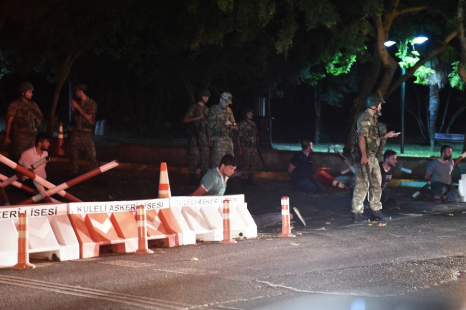 Se agrava crisis en Turquía: civiles se enfrentan a militares