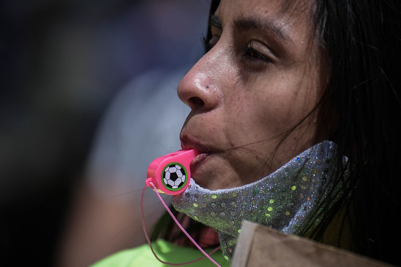La protesta es debido a las medidas que se han decretado para atravesar el segundo pico de la pandemia y la alerta roja en la ciudad, ha obligado a que los establecimientos dejen de prestar sus servicios.