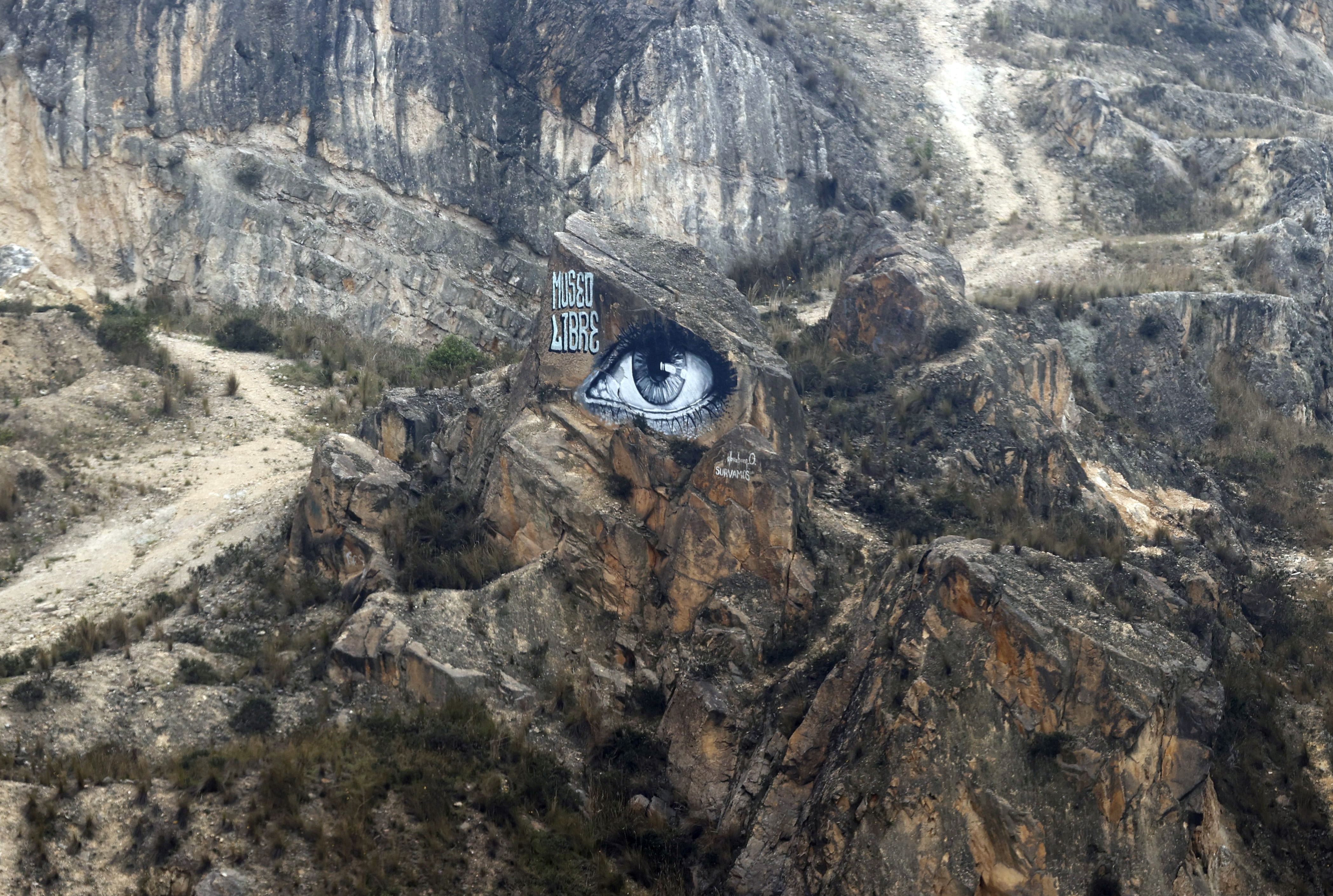 ACOMPAÑA CRÓNICA: COLOMBIA CONFLICTO BOG300. BOGOTÁ (COLOMBIA), 05/11/2022.- Fotografía de un grafiti sobre la montaña el 4 de noviembre de 2022 en la localidad de Ciudad Bolívar en Bogotá (Colombia). A unos quince kilómetros del centro de Bogotá está Ciudad Bolívar, una populosa localidad en donde las palabras "memoria" y "violencia" recorren sus calles en forma de coloridos murales y se repiten como un mantra entre sus habitantes que no contemplan el olvido como opción para su historia. EFE/ Mauricio Dueñas Castañeda