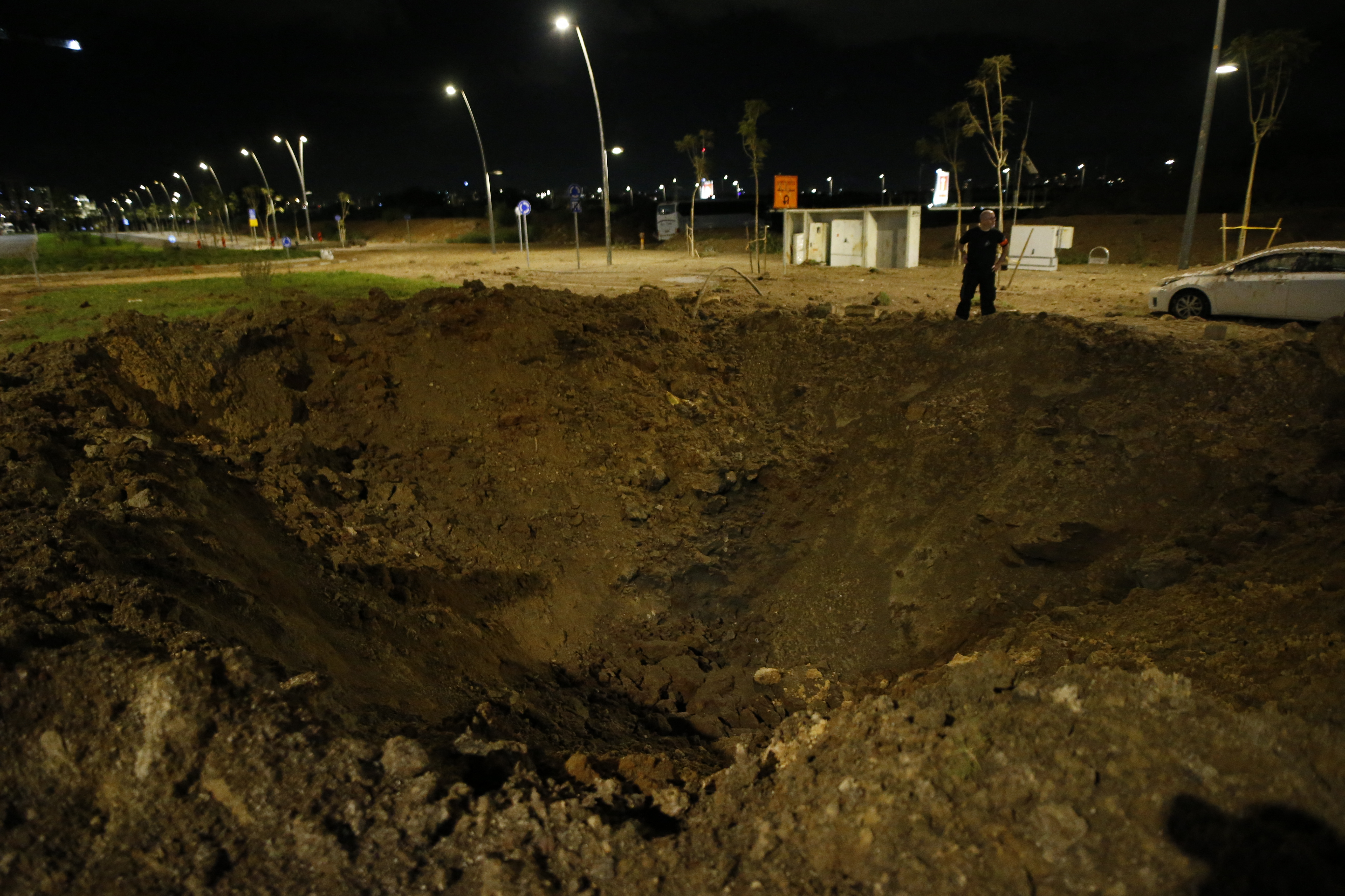 Los israelíes se encontraron con un cráter en la zona en la que hallaron restos de misiles disparados desde Irán hacia Israel, al norte de Tel Aviv.