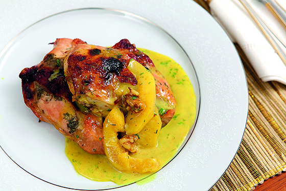 Recetas navideñas: pechuga de pollo con salsa de curry y duraznos cocidos en almíbar