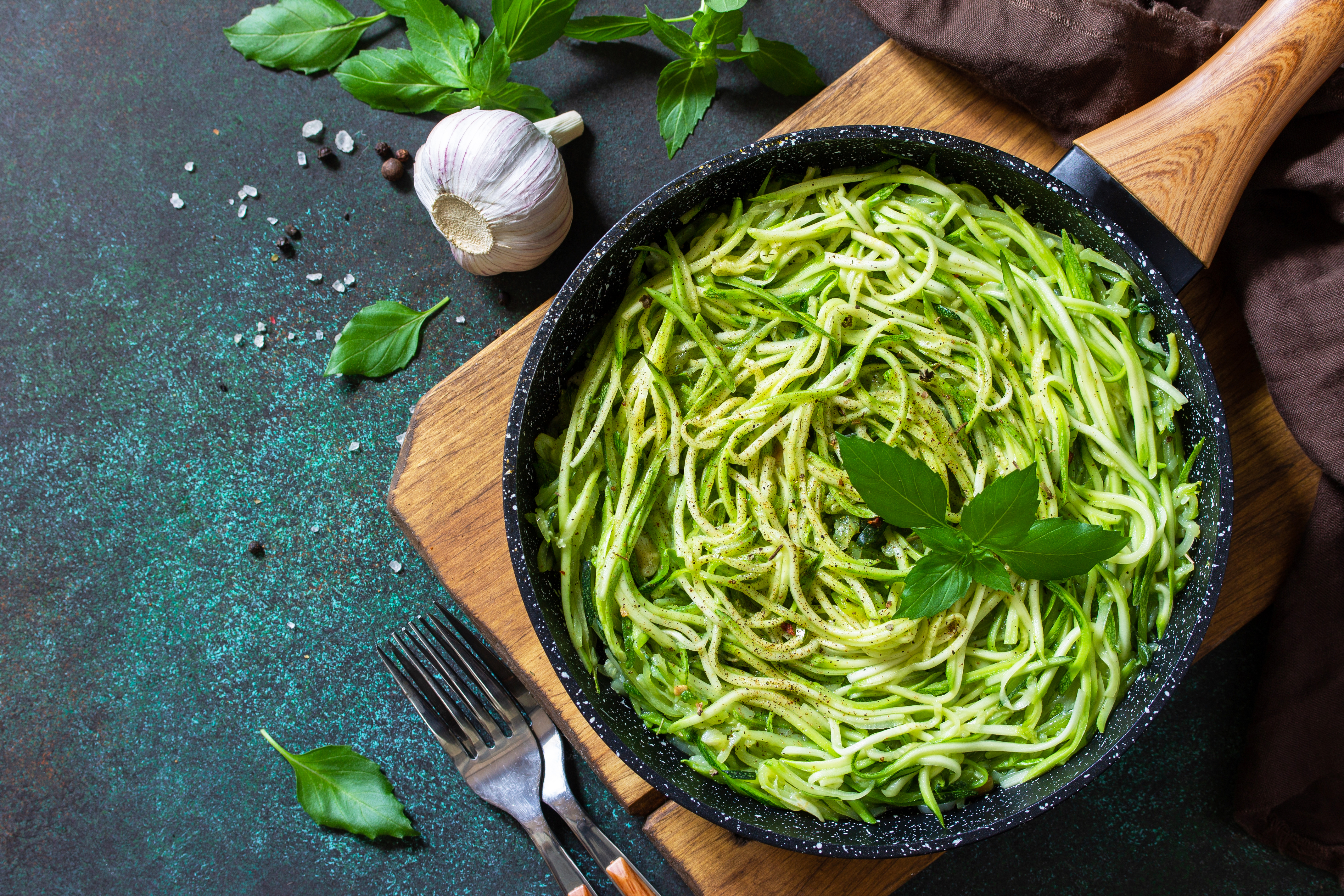 Con siete ingredientes prepara esta pasta al pesto