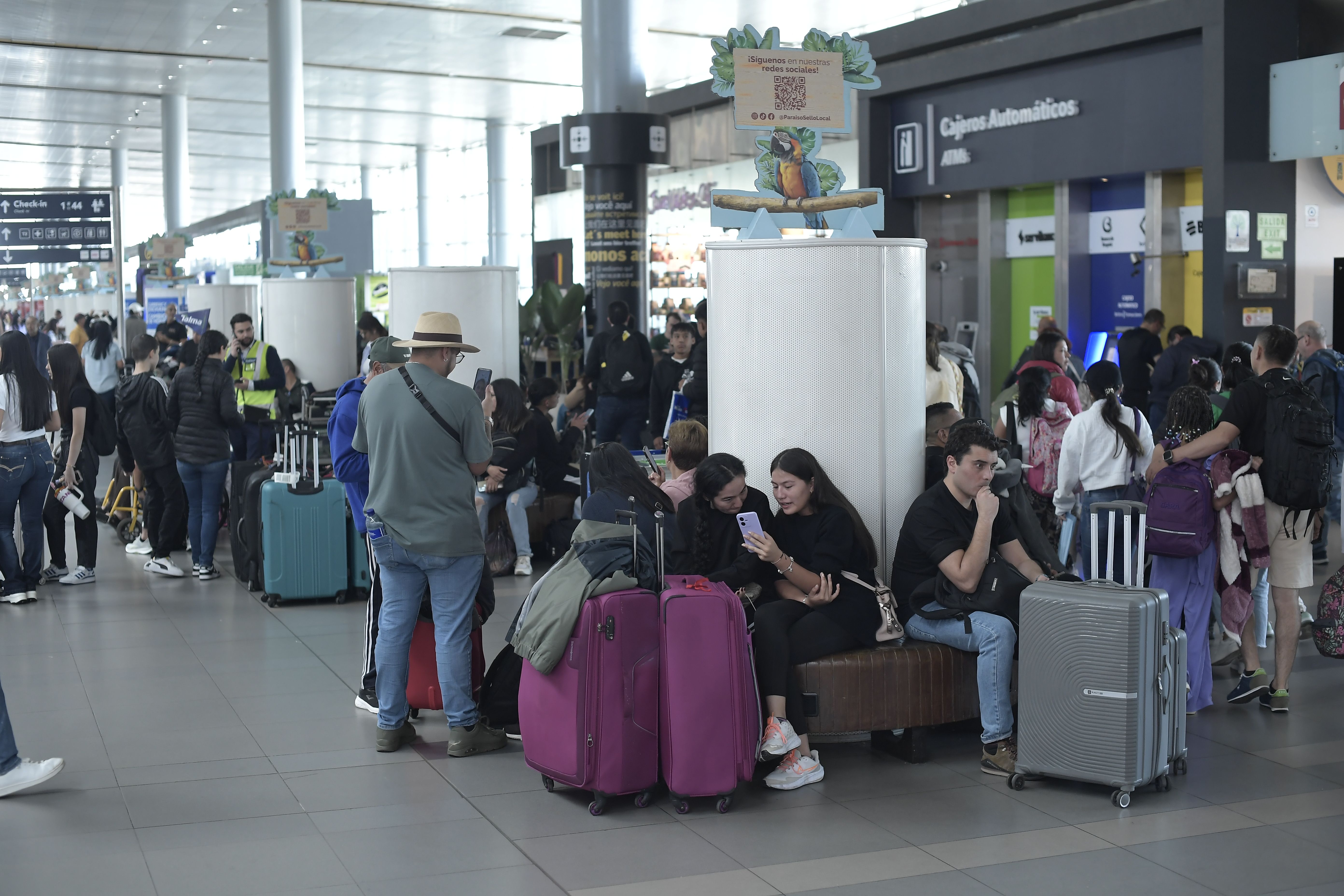 Huelga o ‘plan tortuga’ de los trabajadores de Migración Colombia, por falta de acuerdos laborales realizada en el Aeropuerto El Dorado.
