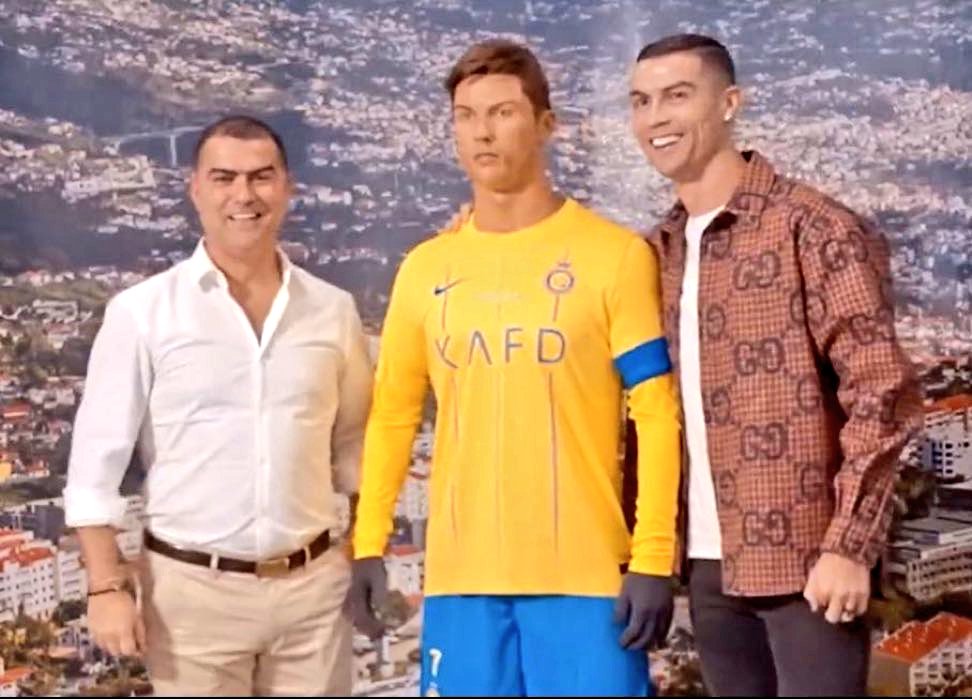 Cristiano Ronaldo junto a su estatua de cera y con su hermano en el museo CR7 de Arabia Saudita.