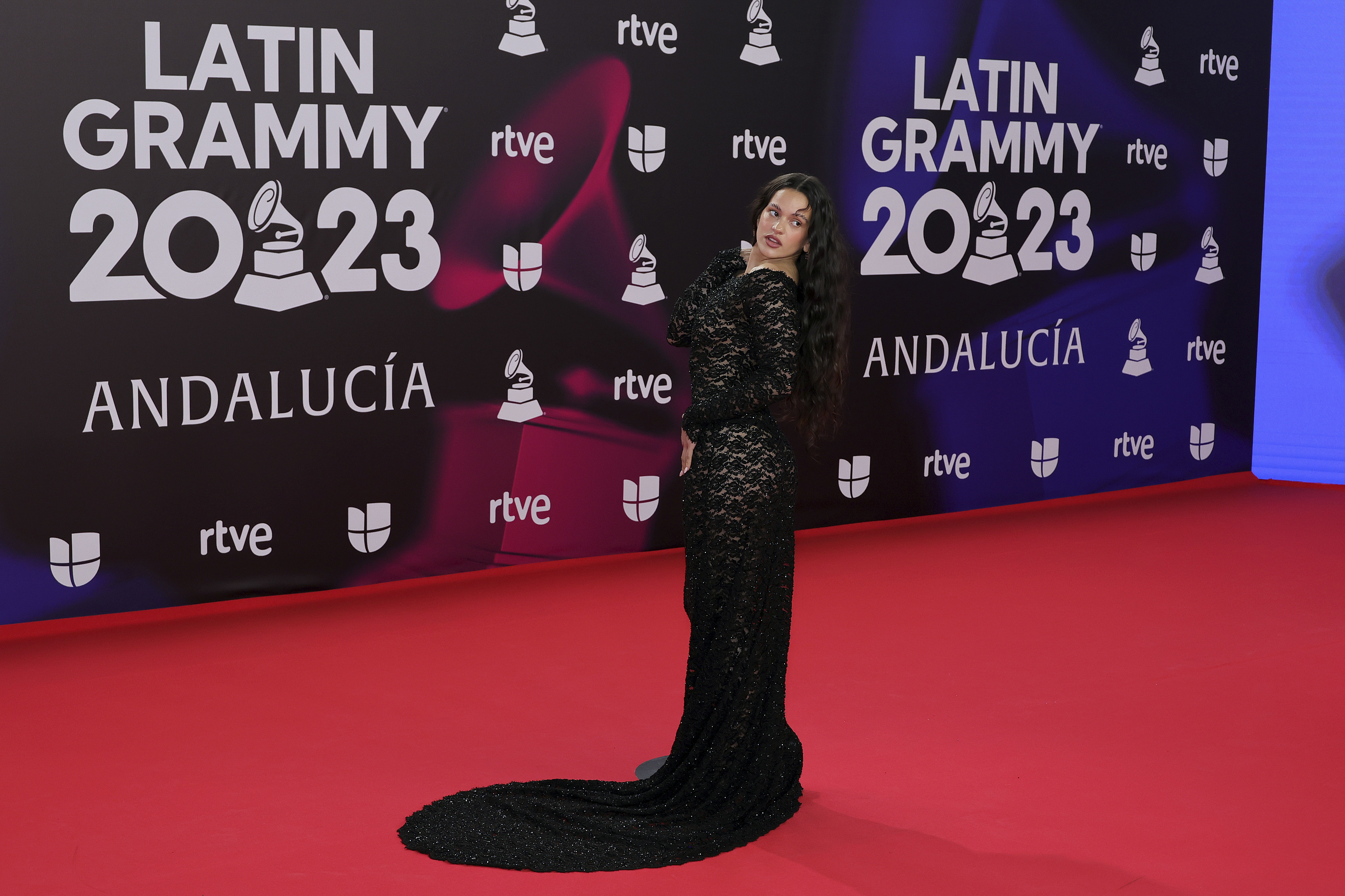 Rosalía hizo temblar los Grammy Latino al cantar ‘Se nos rompió el amor’