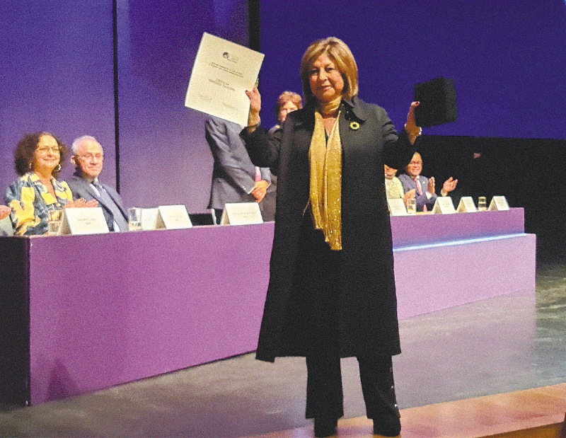 El miércoles pasado, Cecilia Orozco recibió el Premio a Vida y Obra de manos del jurado de los Premios de Periodismo Simón Bolívar. / El Espectador