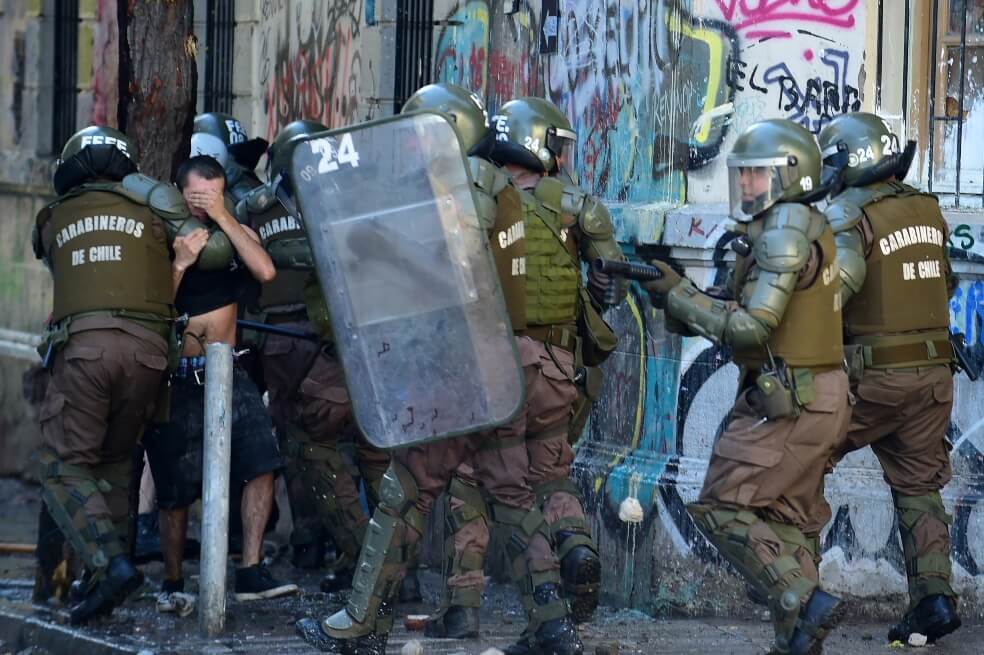 Presidente de Chile condena abusos policiales y asegura que no habrá impunidad