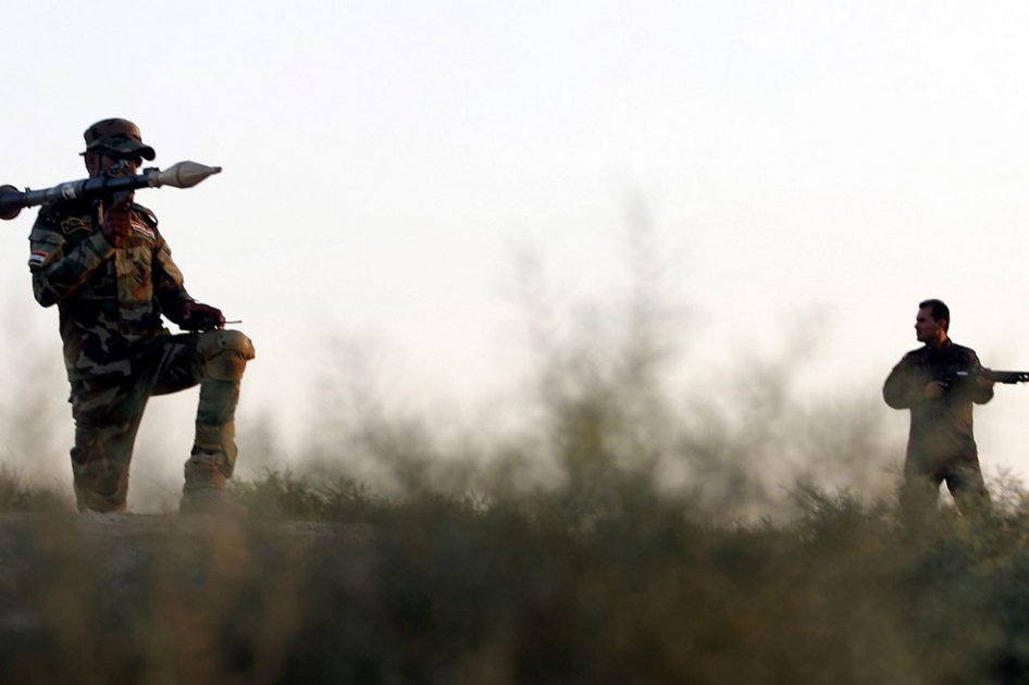 Soldados de la milicia chií, de las brigadas de Hizbulá que se han mostrado voluntarios para luchar contra los yihadistas, patrullan las afueras de Hibnib al noreste de Irak