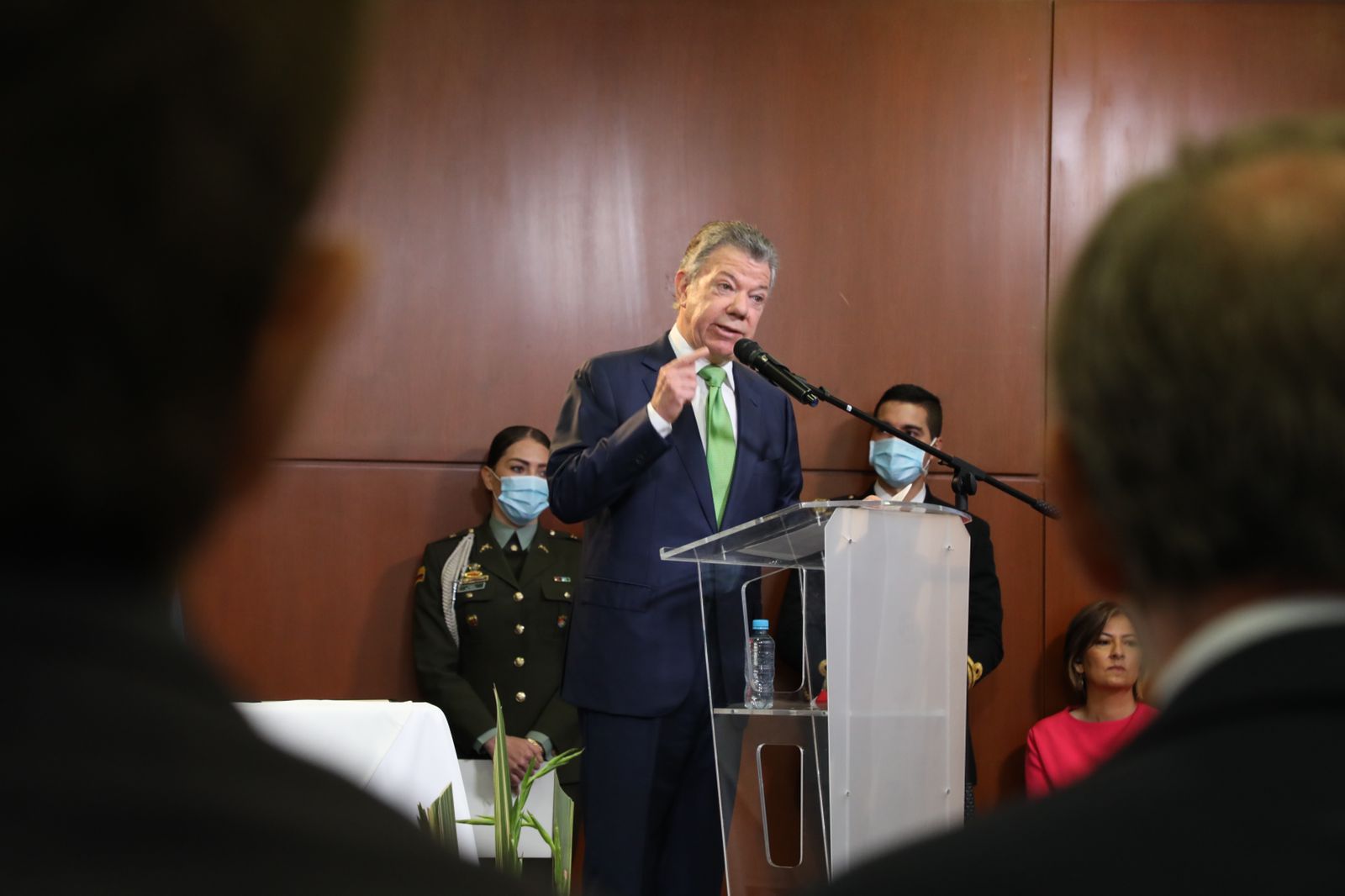 ‘Entiendo que Duque explora caminos para reanudar diálogos con el Eln’: Santos