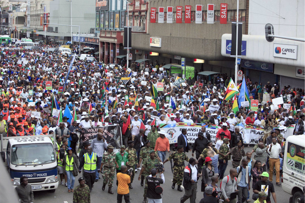 Miles de personas participan en la "marcha por la paz" en contra de la xenofobia en Durban, Sudáfrica. /AFP
