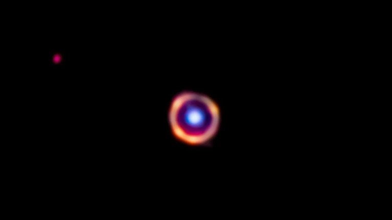 El telescopio James Webb detectó moléculas orgánicas en una galaxia distante