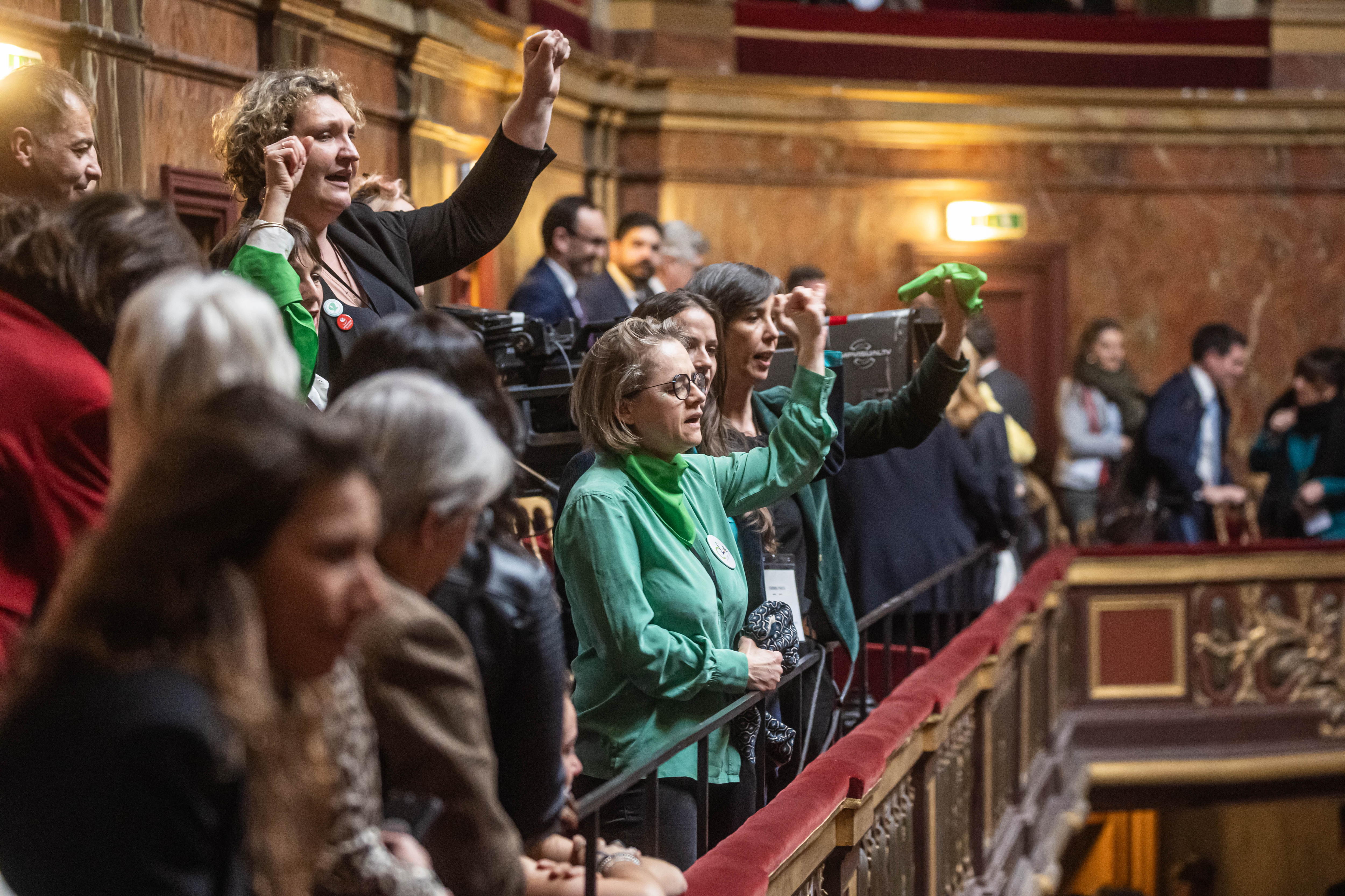 “Es un día histórico”: reacciones frente a la decisión de Francia sobre el aborto