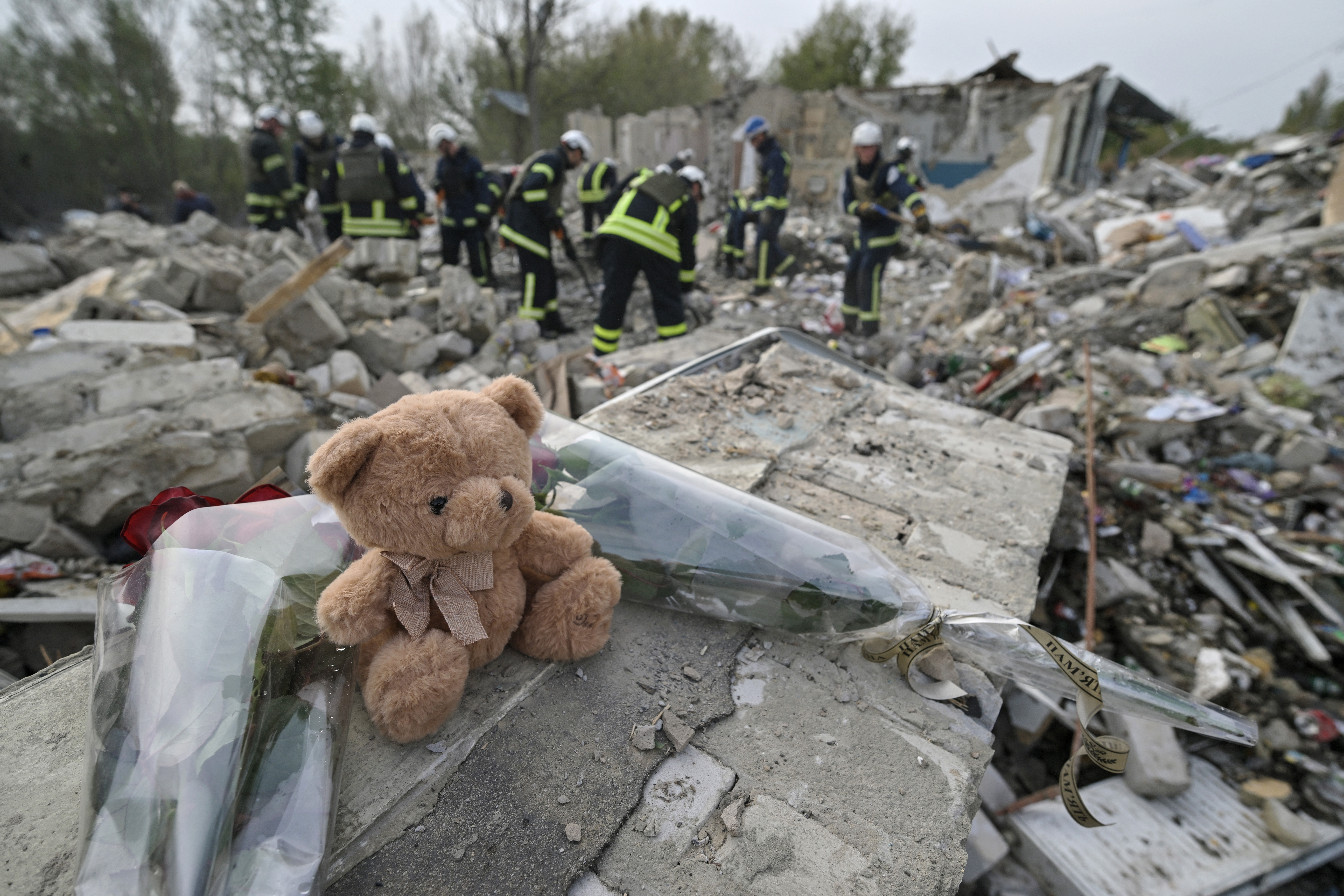 El ataque ruso, que tomó lugar en una tienda y una cafetería que estaban situadas en el mismo lugar, provocó la muerte de un niño de 6 años, informó el ministro ucraniano del Interior, Igor Klymenko.