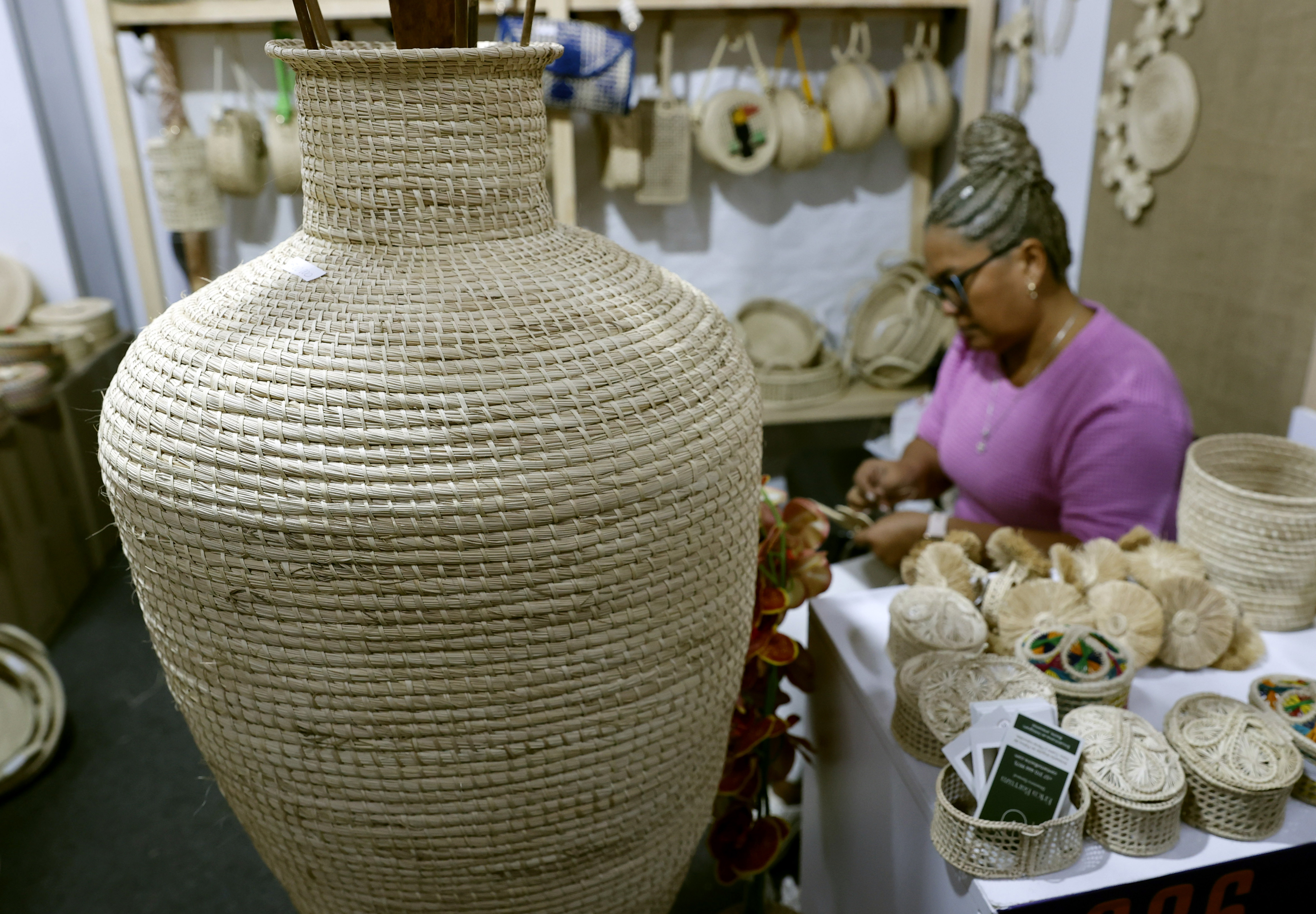 AME4027. BOGOTÁ (COLOMBIA), 12/12/2023.- Fotografía de artesanías con palma de Iraca de la Población Usiacurí, en el Atlántico, expuestas en Expoartesanías, la feria de artesanías más grande de Colombia, que reúne a 900 artesanos de todo el país que en ocho pabellones de Corferias, hoy en Bogotá (Colombia). La feria tendrá lugar hasta el 20 de diciembre. EFE/ Mauricio Dueñas Castañeda