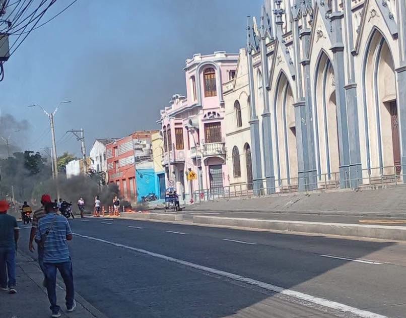 Por falta de energía, habitantes de San Roque bloquearon la calle 30 en Barranquilla