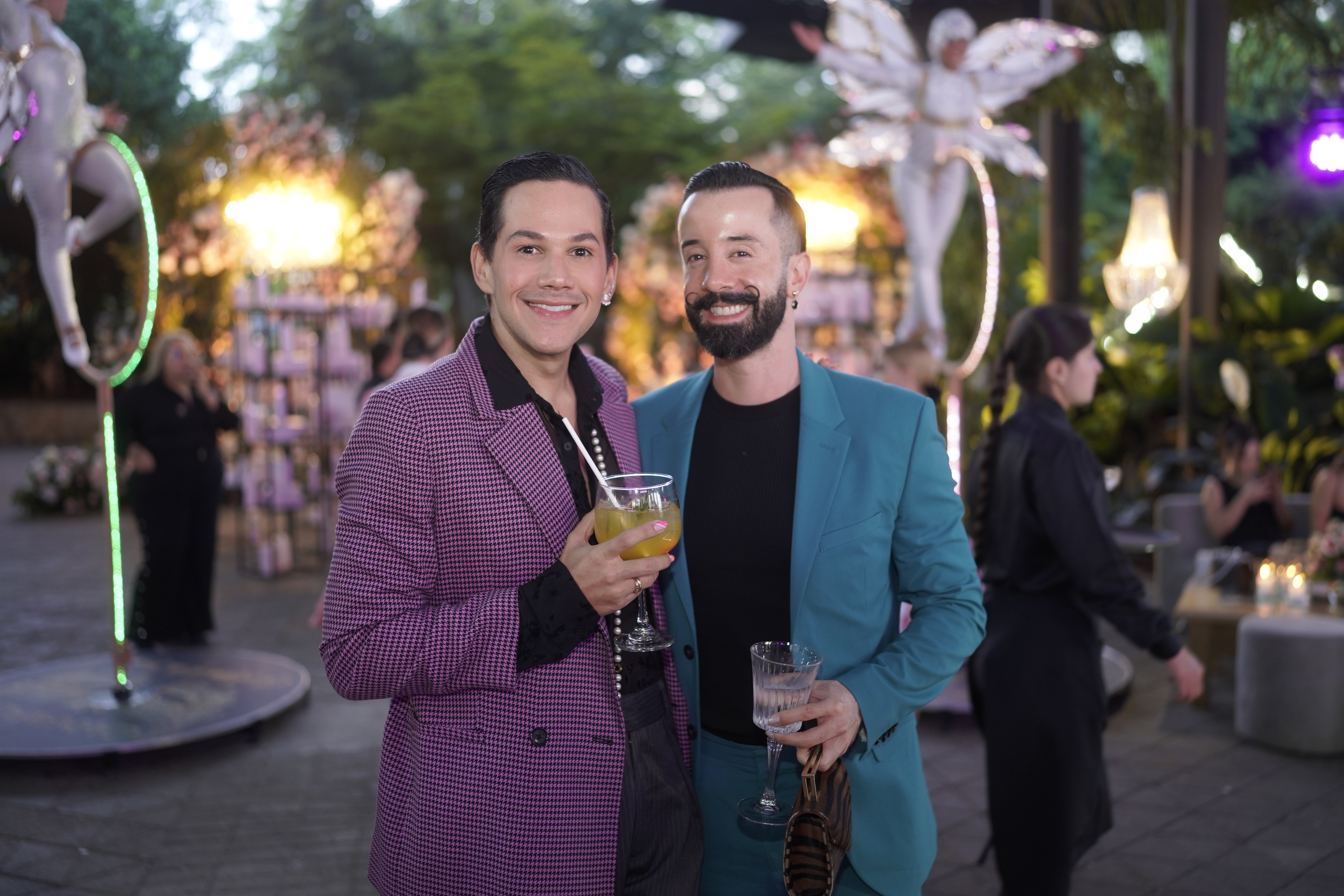 Los influencers Jose y Camilo disfrutaron del lanzamiento de Anyeluz Makeup.