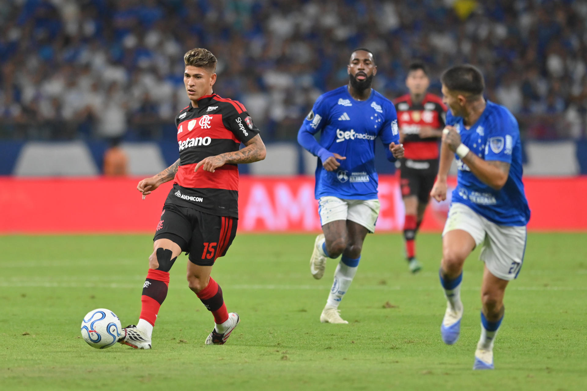 Jorge Carrascal tuvo una destacada actuación con Flamengo: un gol y dos asistencias