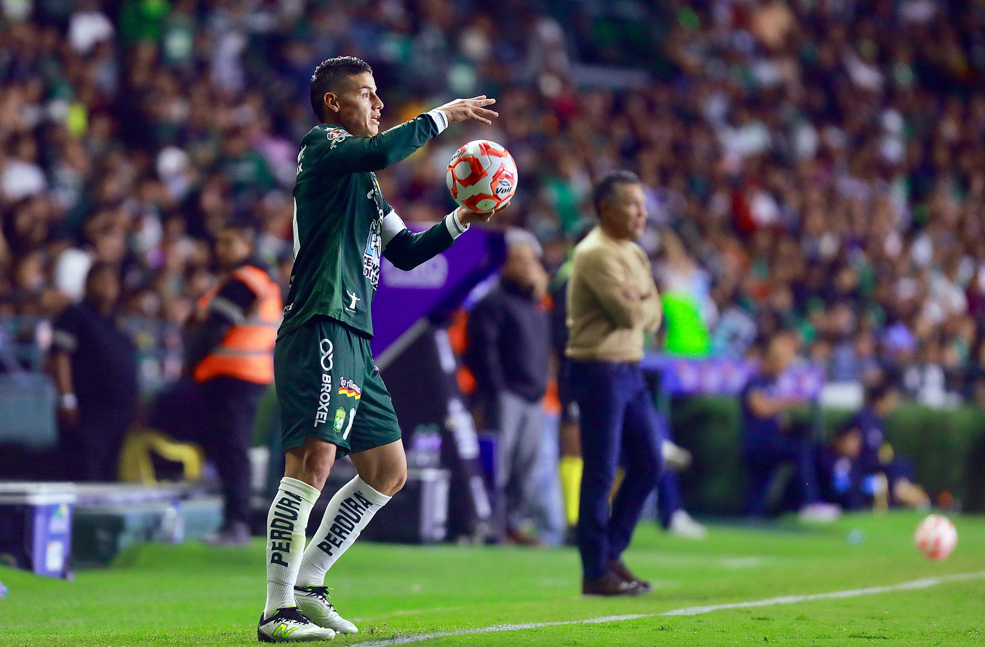 MEX8085. LEÓN (MÉXICO), 08/11/2025.- James Rodríguez de León reacciona este sábado, durante un partido de la Liga MX entre León y Puebla en el estadio León (México). EFE/Luis Ramírez