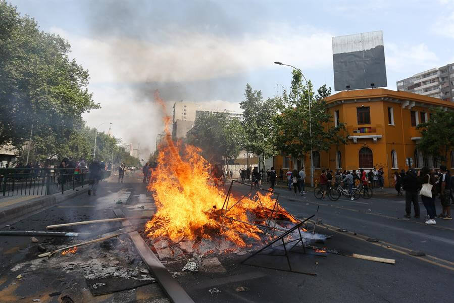 Suspenden alza del Metro y decretan toque de queda ante protestas en Chile