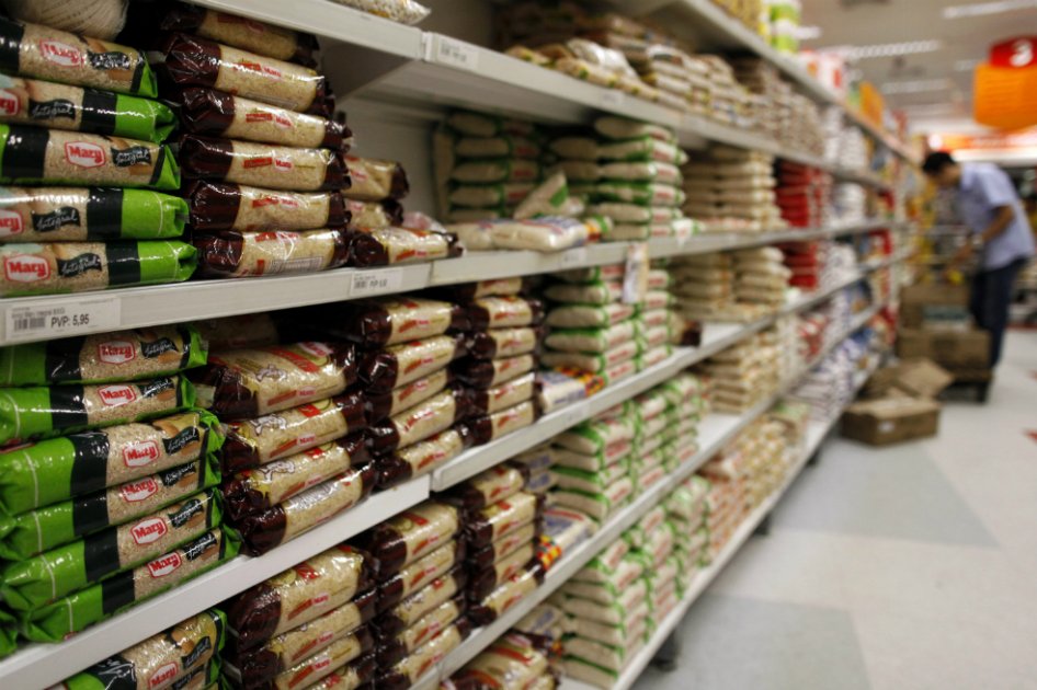 Venezolanos buscan alimentos mientras Gobierno y empresas se pelean