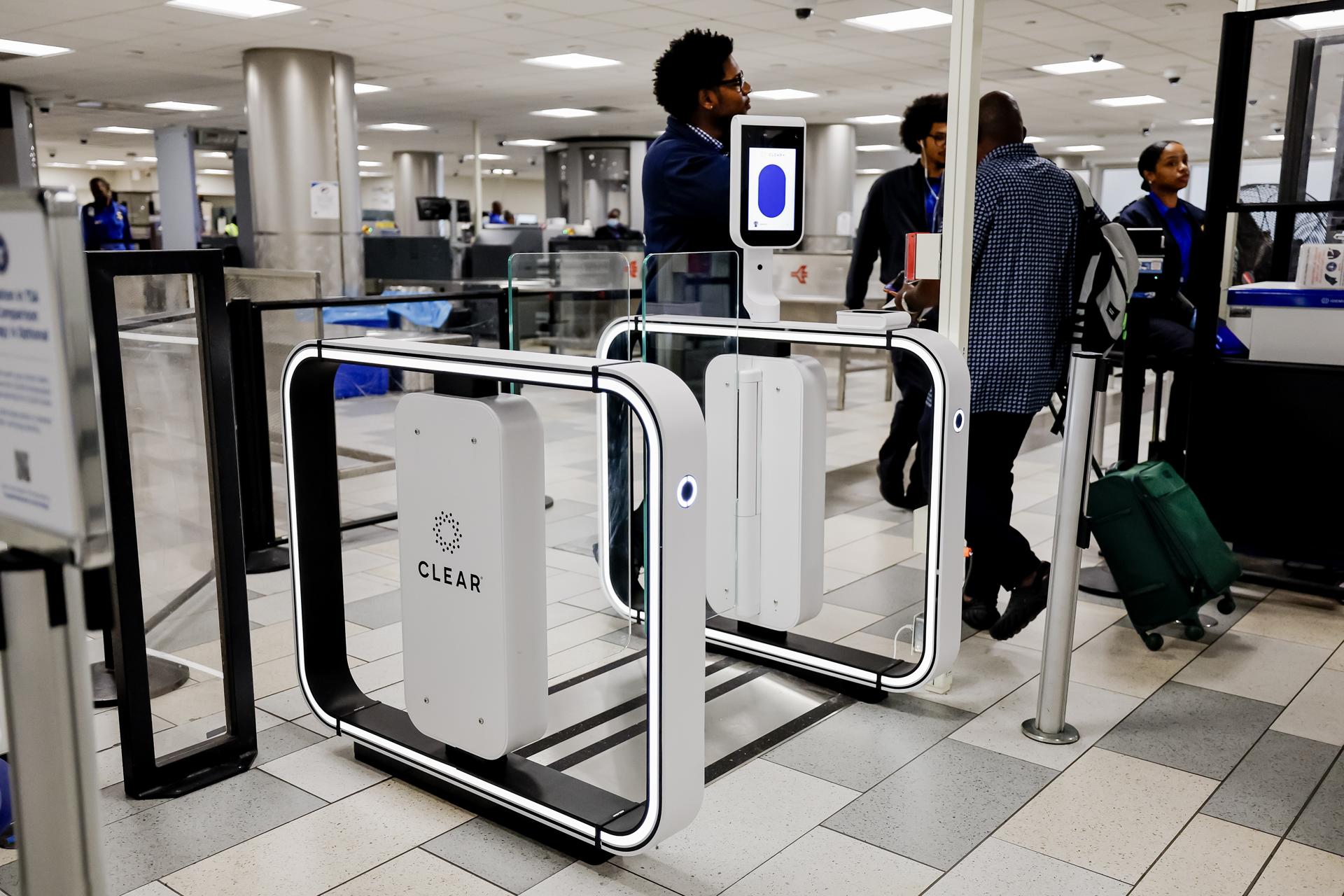 ATLANTA (United States), 26/08/2025.- Passengers and officials use automated electronic gates (eGates) at a security checkpoint at Hartsfield Jackson Atlanta International Airport in Atlanta, Georgia, USA, 26 August 2025. The Atlanta airport is the first in the nation to launch the enhanced biometric traveler identification system at a security checkpoint. The program is public-private partnership between the Transportation Security Administration (TSA) and CLEAR. EFE/EPA/ERIK S. LESSER
