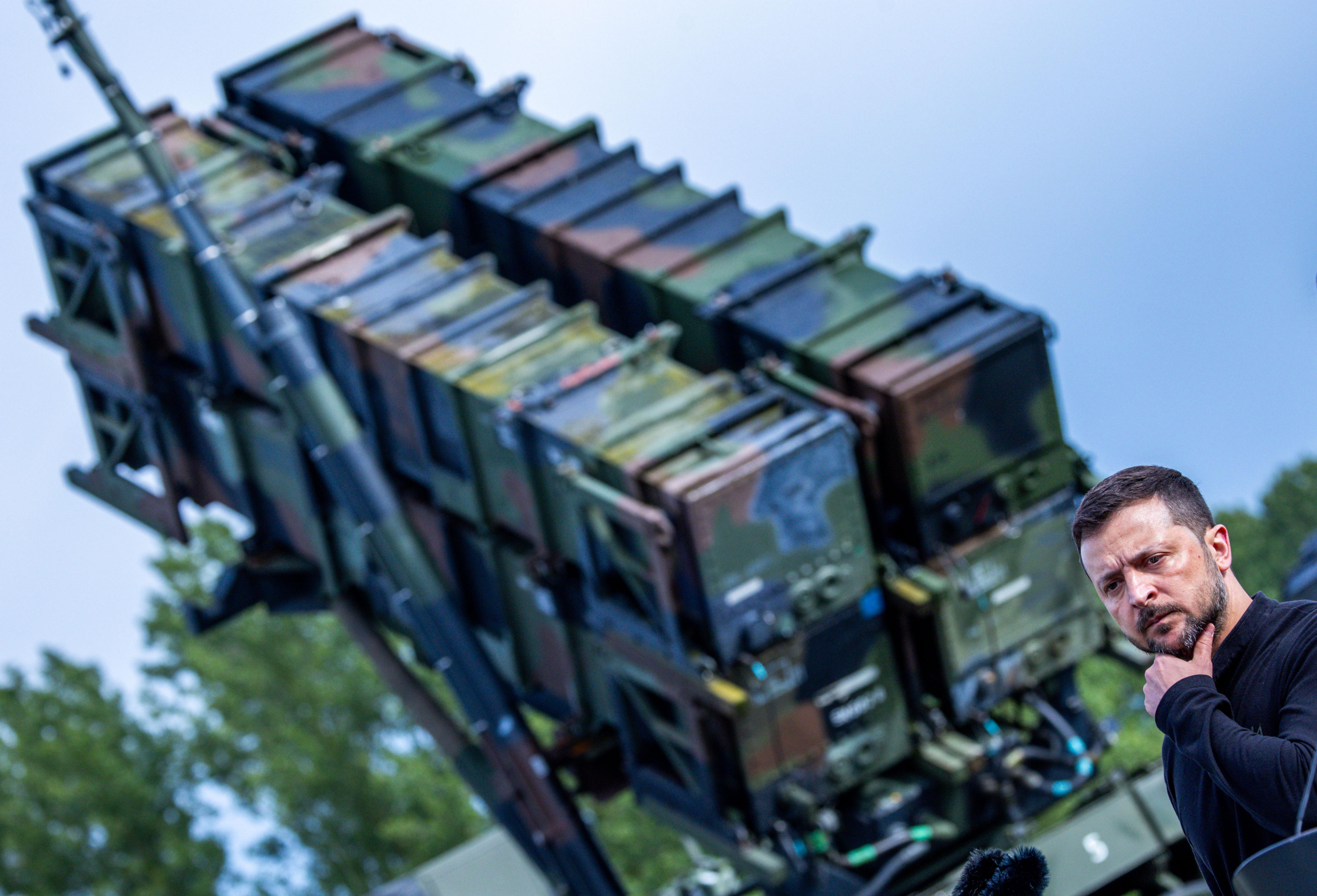--- (Deutschland), 11/06/2024.- President of Ukraine Volodymyr Zelensky stands in front of a 'Patriot' anti-aircraft missile system during his visit to a military training area in Germany, 11 June 2024. Ukrainina President visits Germany to take part in The Ukraine Recovery Conference 2024 that takes place in Berlin from 11 to 12 June 2024, under the slogan 'United in defense. United in recovery. Stronger together.' (Zelenski, Alemania, Ucrania) EFE/EPA/JENS BUETTNER / POOL