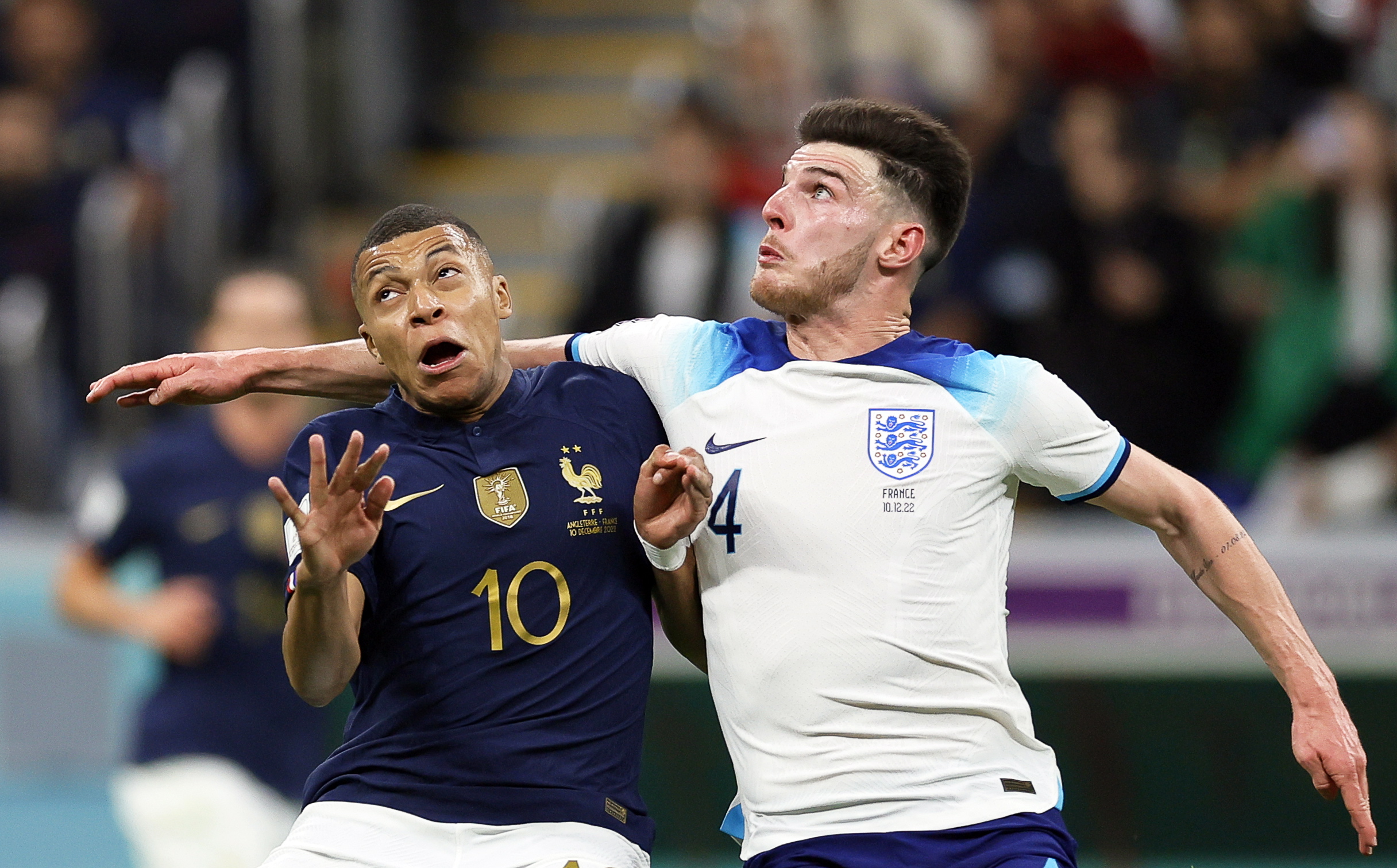 Al Khor (Qatar), 10/12/2022.- Kylian Mbappe (L) of France in action against Declan Rice (R) of England during the FIFA World Cup 2022 quarter final soccer match between England and France at Al Bayt Stadium in Al Khor, Qatar, 10 December 2022. (Mundial de Fútbol, Francia, Catar) EFE/EPA/Ronald Wittek