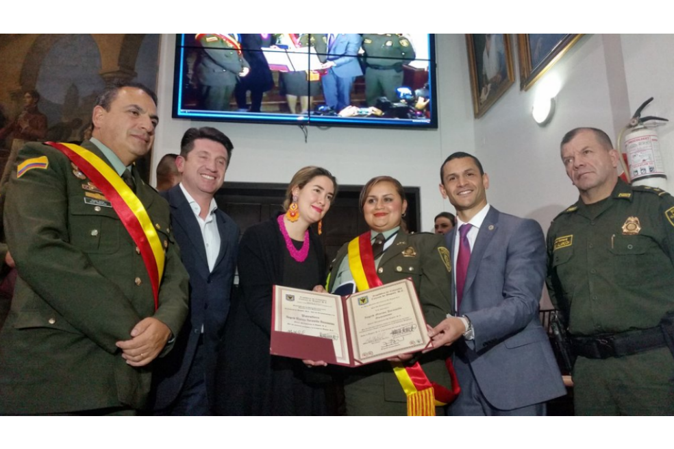 Condecoran a patrullera que frustró robo en el centro de Bogotá