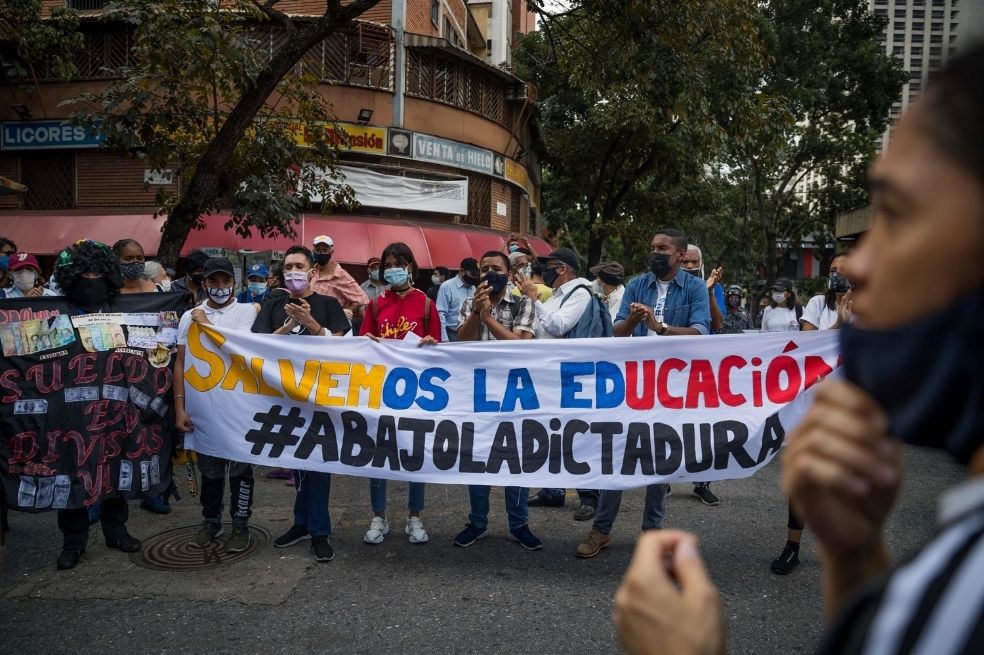 Maestros protestan en Venezuela contra el reinicio de clases
