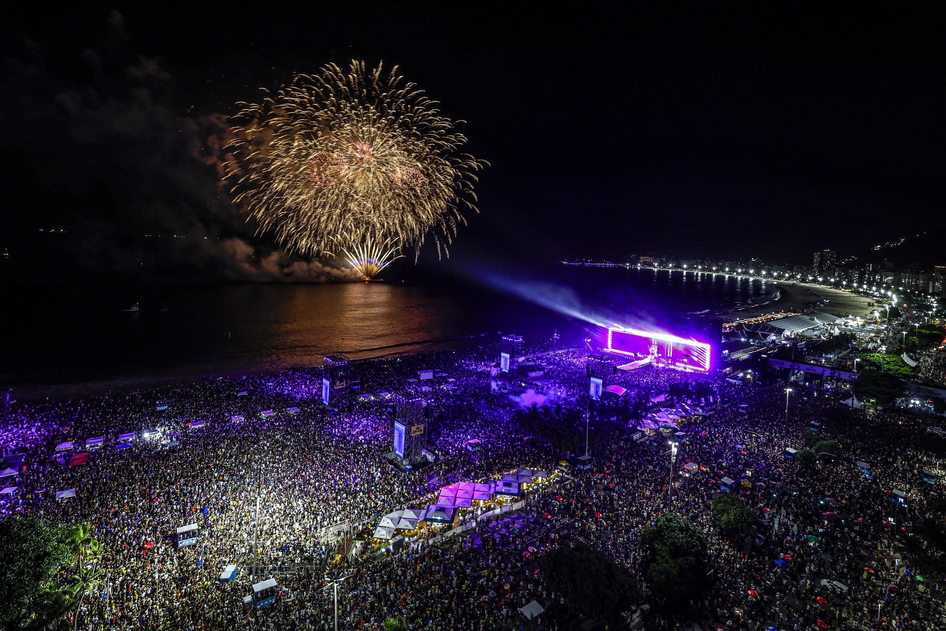AME8897. RÍO DE JANEIRO (BRASIL), 02/05/2026.- Fotografía que muestra fuegos artificiales durante el concierto de la cantante colombiana Shakira este sábado, en la playa de Copacabana en Río de Janeiro (Brasil). EFE/ Antonio Lacerda