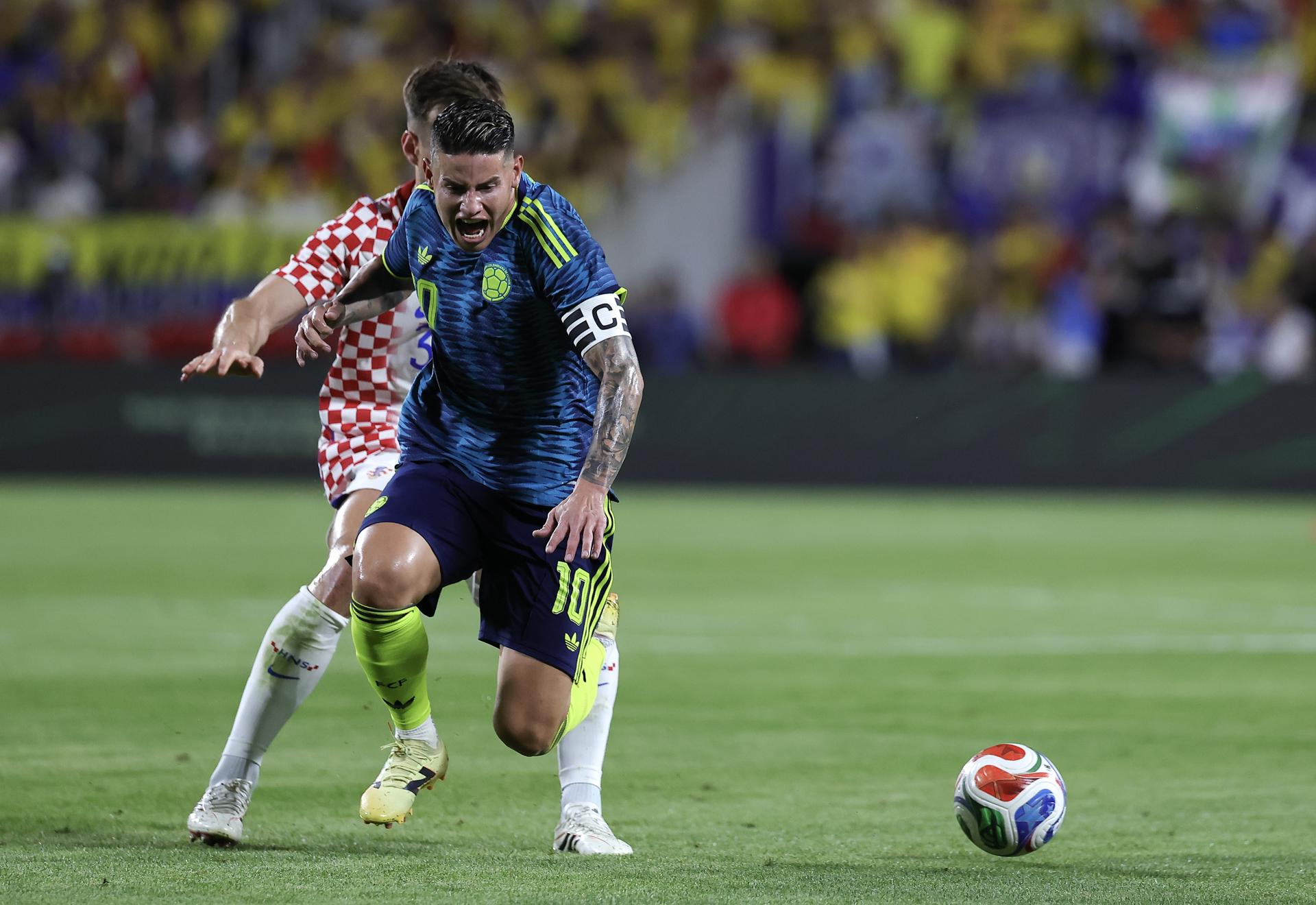 ORLANDO (United States), 27/03/2026.- James Rodriguez (front) of Colombia in action against Marin Pongracic of Croatia during the international friendly match between Colombia and Croatia in Orlando, Florida, USA, 26 March 2026. (Futbol, Amistoso, Croacia) EFE/EPA/CRISTOBAL HERRERA-ULASHKEVICH
