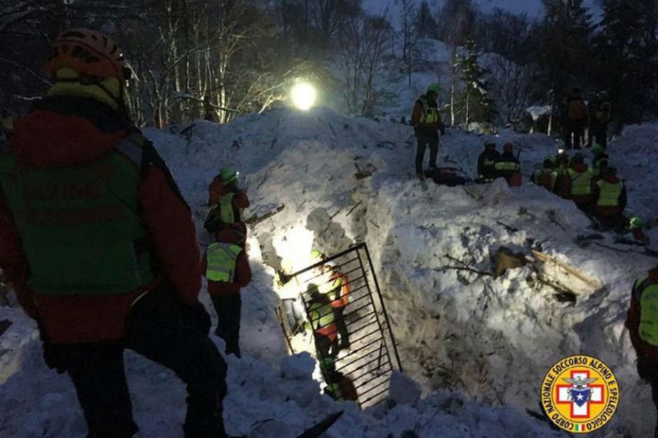 Hallan con vida a tres cachorros de perro en hotel sepultado por avalancha de nieve en Italia