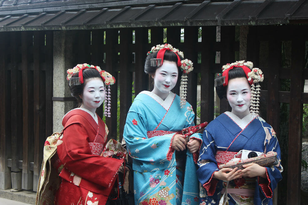 Las geishas en guerra contra el acoso: prohibido hacerse fotos con ellas