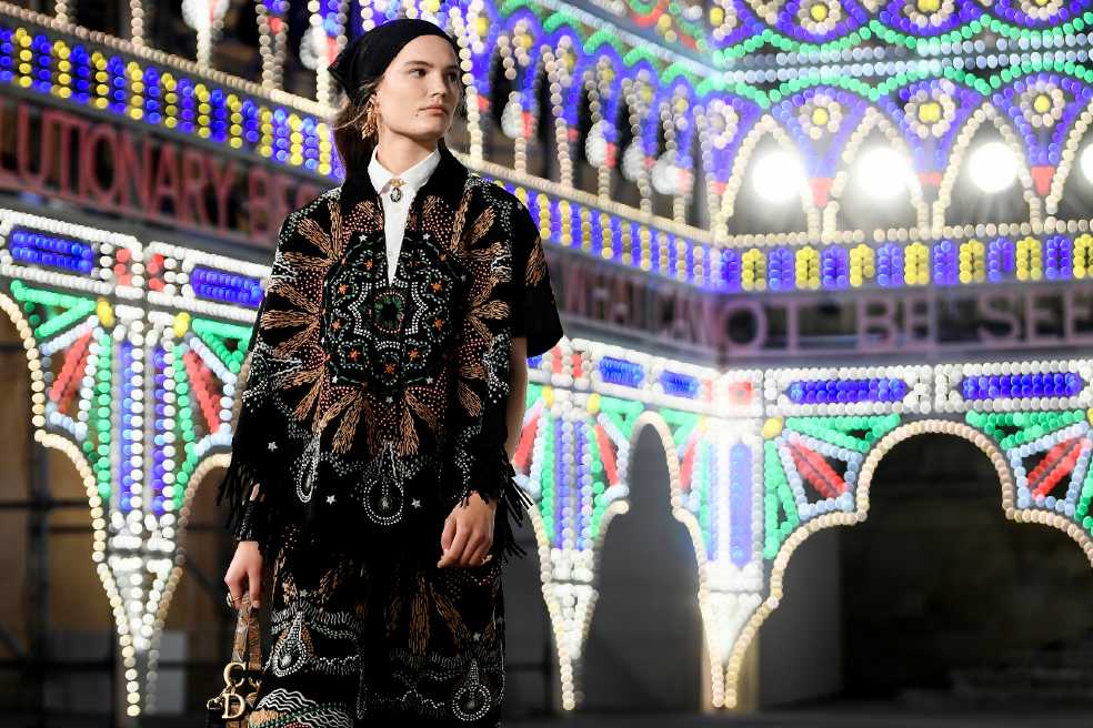 Luces y catarsis en el primer desfile de Dior tras el confinamiento