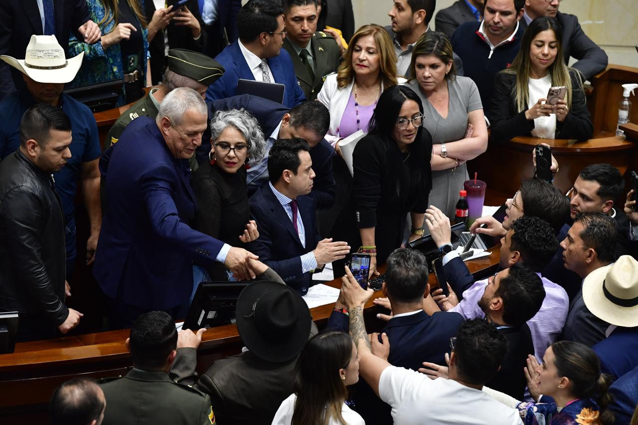 Petro llamó al pueblo “a decidir” tras hundimiento de la consulta