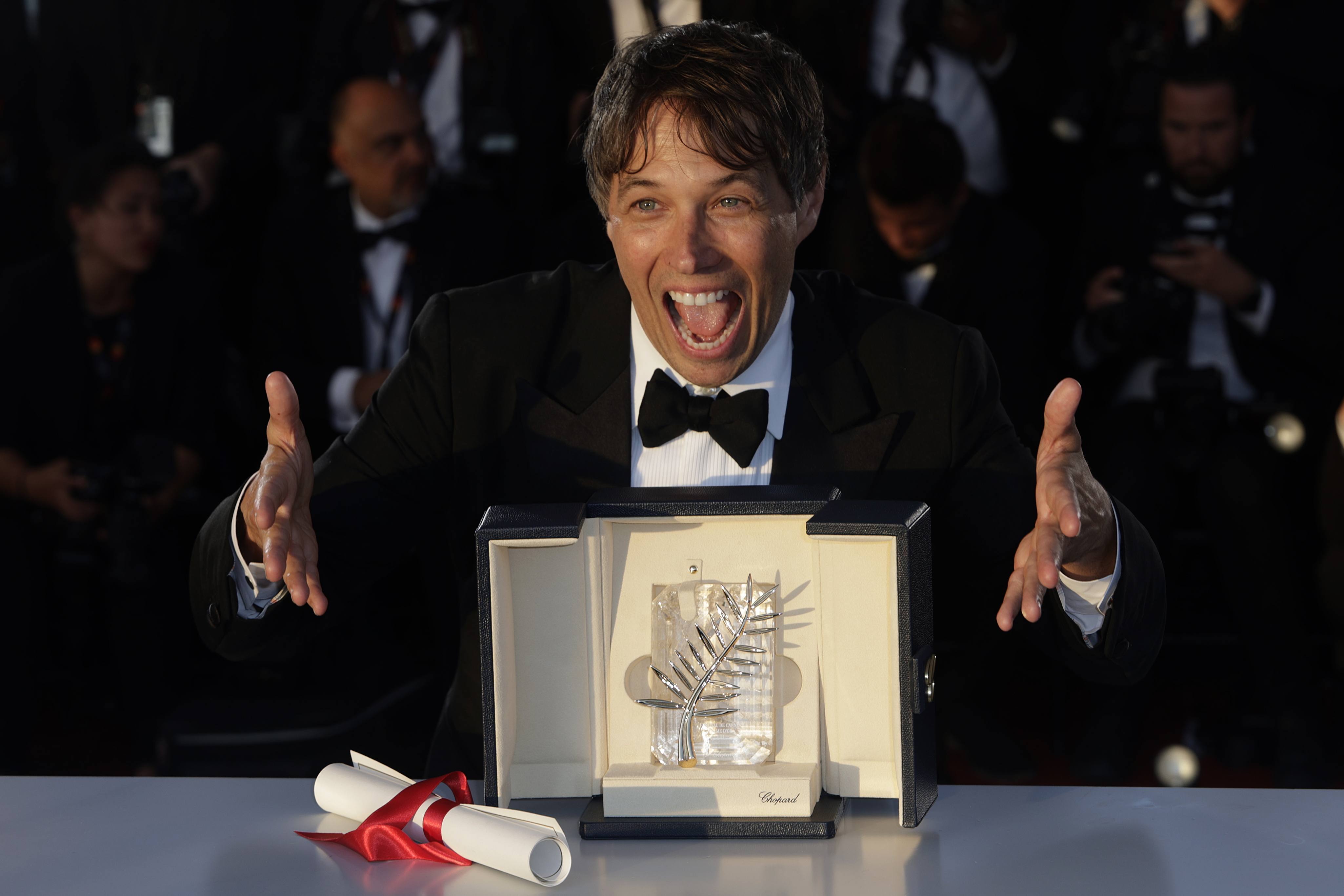 Cannes (France), 25/05/2024.- Sean Baker poses with the 'Palme d'Or' for Anora after the closing and awards ceremony of the 77th annual Cannes Film Festival, in Cannes, France, 25 May 2024. The film festival runs from 14 to 25 May 2024. (Cine, Francia) EFE/EPA/GUILLAUME HORCAJUELO