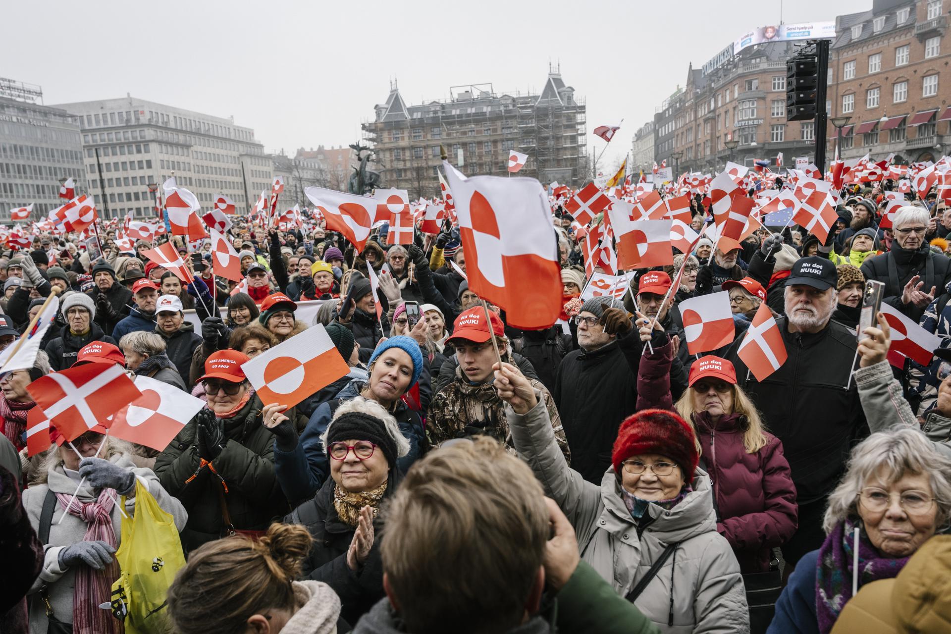 Líderes europeos responden a los aranceles de Trump, mientras hay protestas pro-Groenlandia