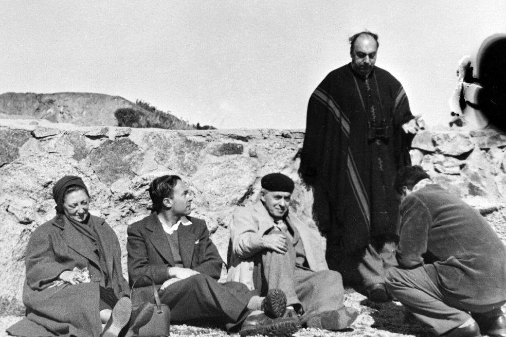 Neruda en Isla Negra, con el escritor Jorge Amado (Primero a la derecha). / AFP