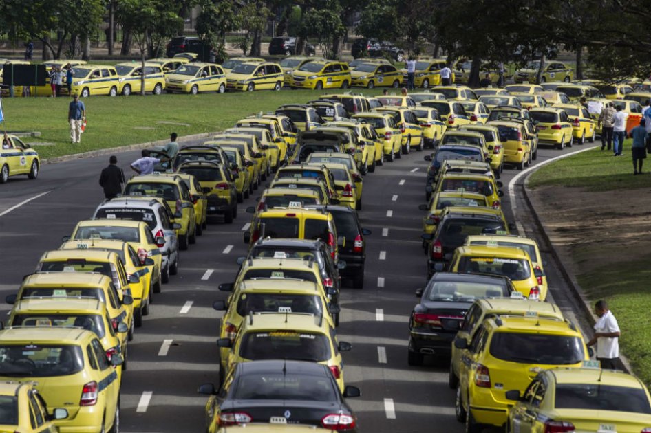 No hablar de fútbol, una de las nuevas prohibiciones para los taxistas en Sao Paulo