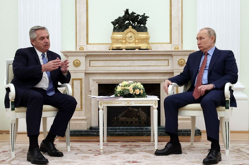 El presidente ruso Vladimir Putin (D) habla con el presidente argentino Alberto Fernández (I) durante una reunión en el Kremlin.