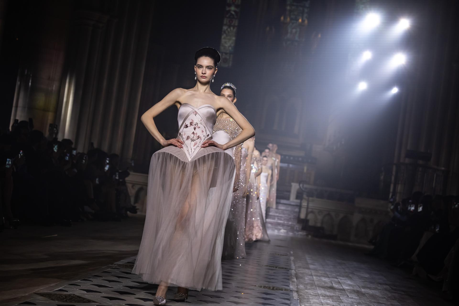 De los cuernos de Schiaparelli a las flores de Dior: así inició la Semana de la Alta Costura