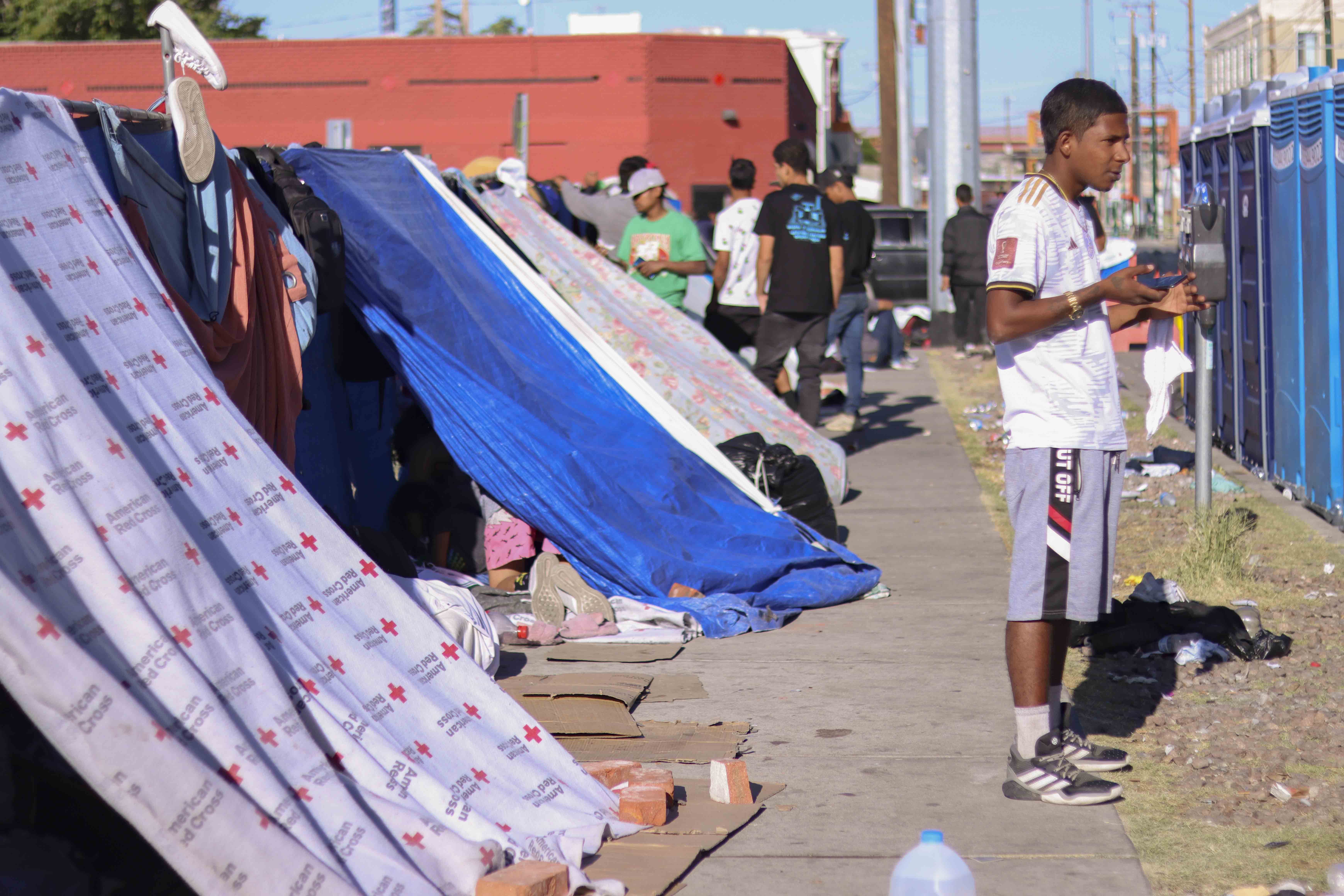 -FOTODELDÍA- USA6879. EL PASO (TX, EEUU), 09/0572023.- Migrantes acampan el lunes 8 de mayo de 2023 en las afueras de la Iglesia de Sagrado Corazón de Jesús, en El Paso, Texas (EE.UU.). Ante el inminente levantamiento del Título 42 en Estados Unidos, el próximo jueves, que ha permitido hasta ahora la expulsión inmediata de los migrantes por motivos sanitarios, miles de personas han comenzado ya a cruzar la frontera y otras esperan hacerlo en los próximos días. EFE/ Jonathan Fernández