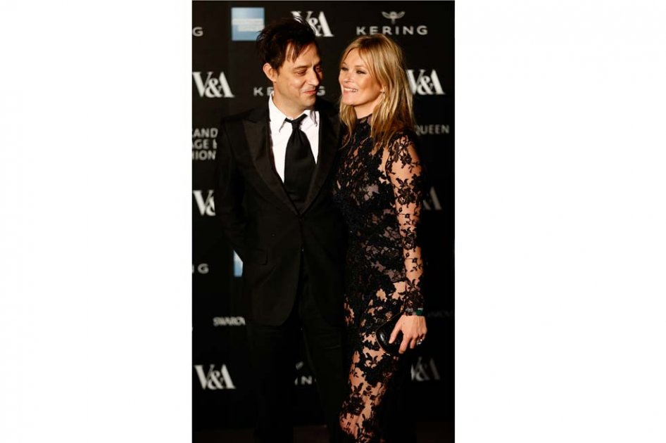 Kate Moss protagoniza exhibición de desnudos