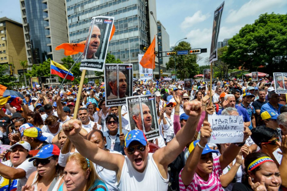 Opositores marchan en Caracas exigiendo libertad para políticos presos