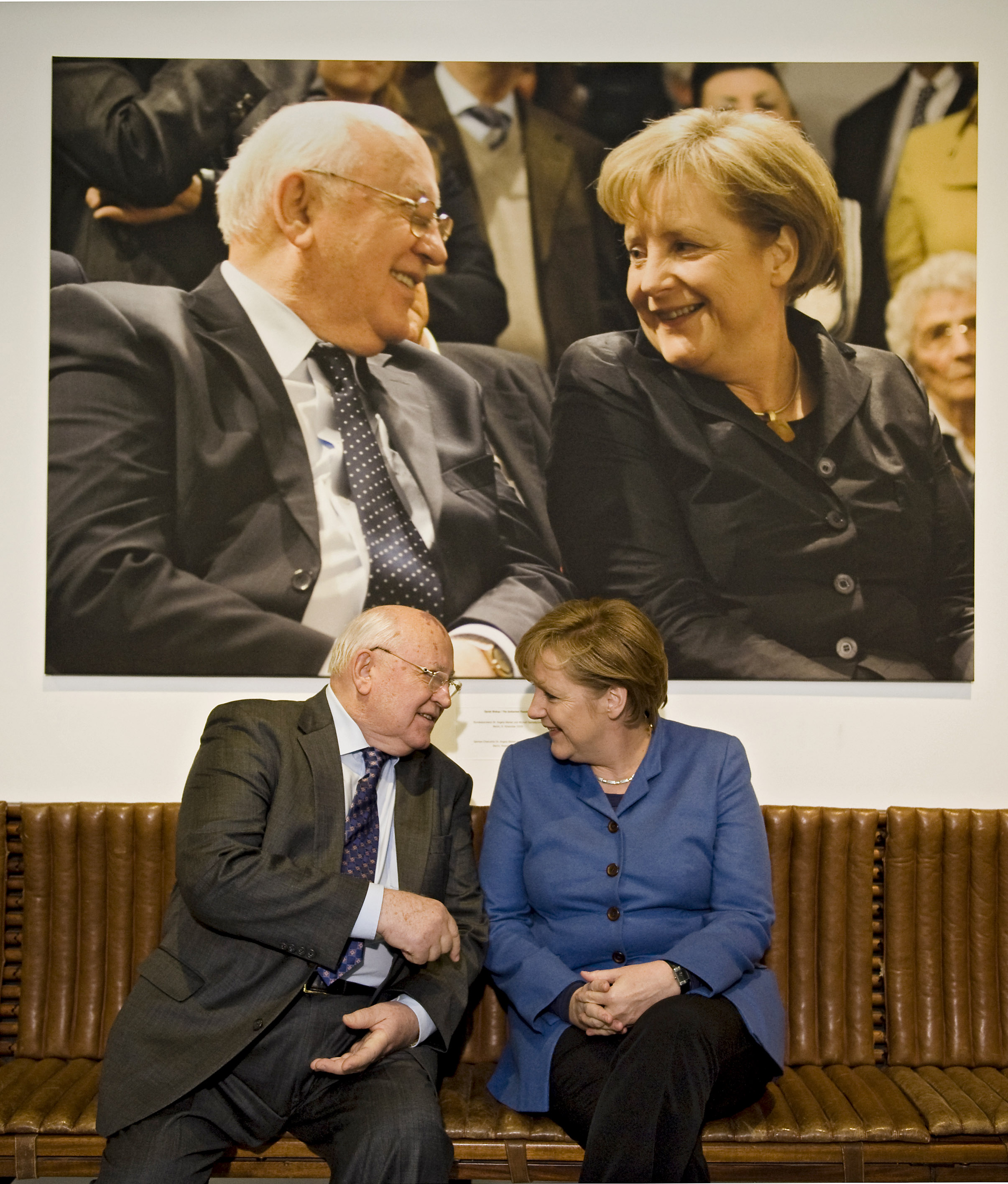 La entonces canciller alemana Angela Merkel y el exlíder soviético asistían a la inauguración de una exposición sobre la vida de Gorbachov en el museo 'The Kennedys' el 24 de febrero de 2011 en Berlín, Alemania.