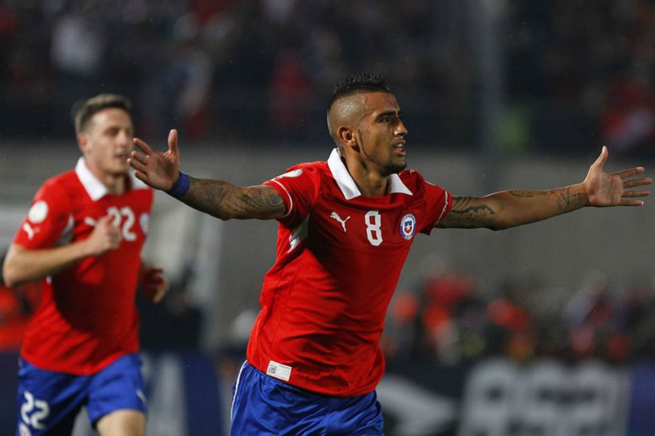 Arturo Vidal llegó a Chile a dos días del debut con Ecuador