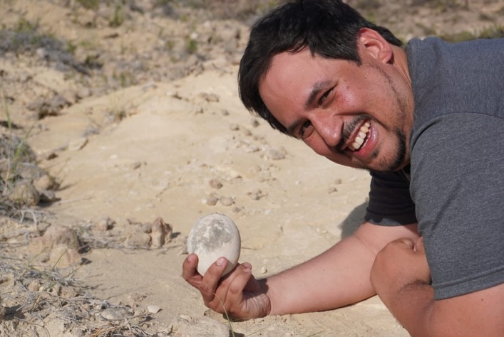 Científicos hallan huevo de dinosaurio durante expedición transmitida en vivo